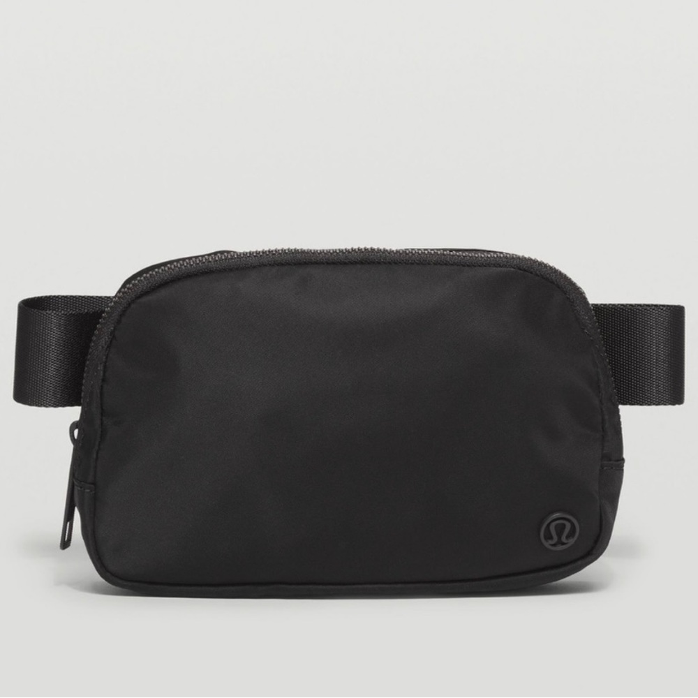 NWT. BLACK LULULEMON EVERYWHERE BELT BAG